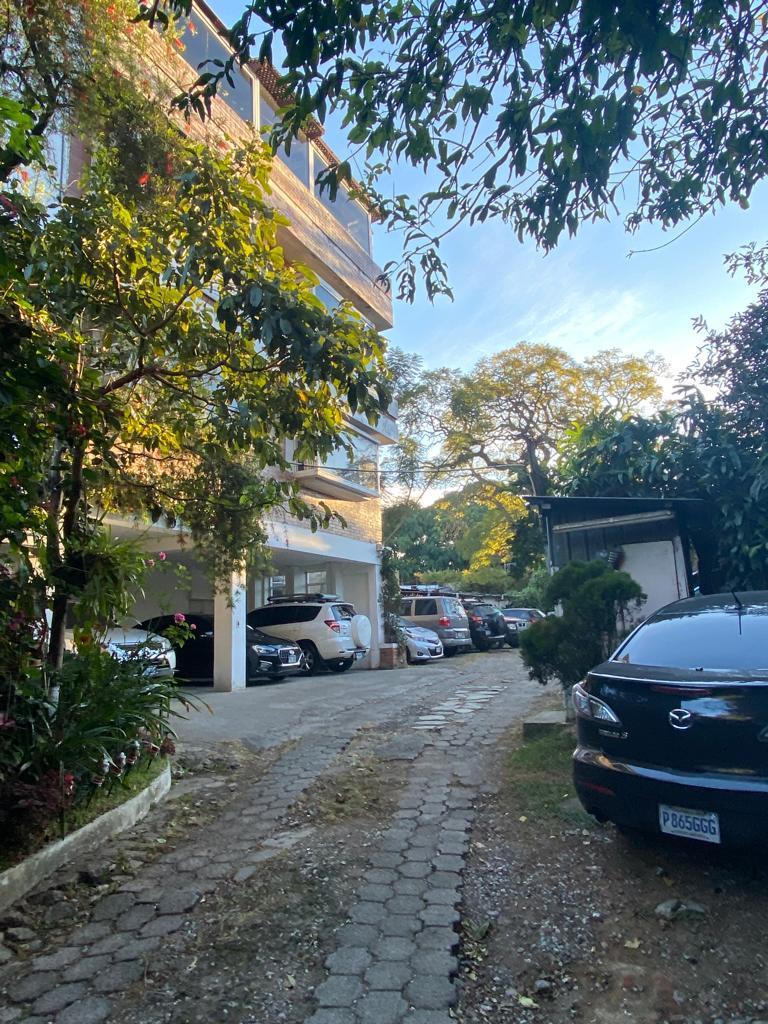 Callejón interior con el parqueo del edificio